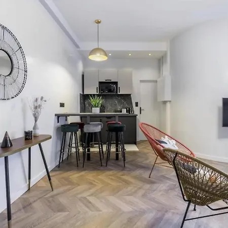 Апартаменты Charming Near Saint-lazare 4p