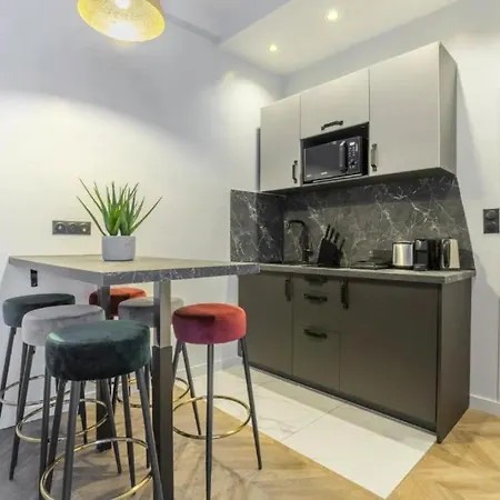 Апартаменты Charming Near Saint-lazare 4p Париж