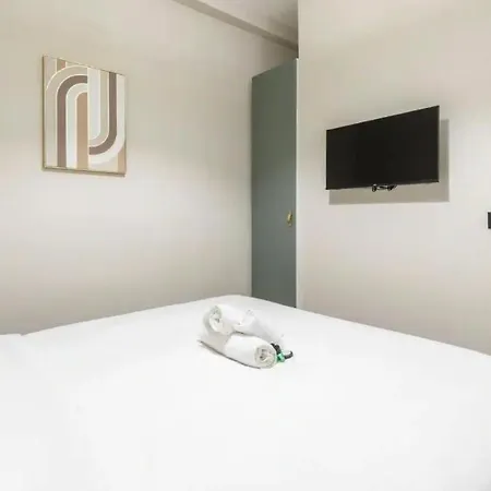 Апартаменты Charming Near Saint-lazare 4p Париж